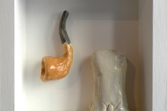 SENSI ARTE, Memorabilia: uomo e pipa, ceramica raku, cm 20 x 20 x 5